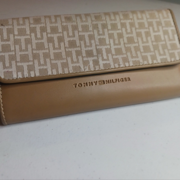 Tommy Hilfiger Wallet / Checkbook - Picture 7 of 8